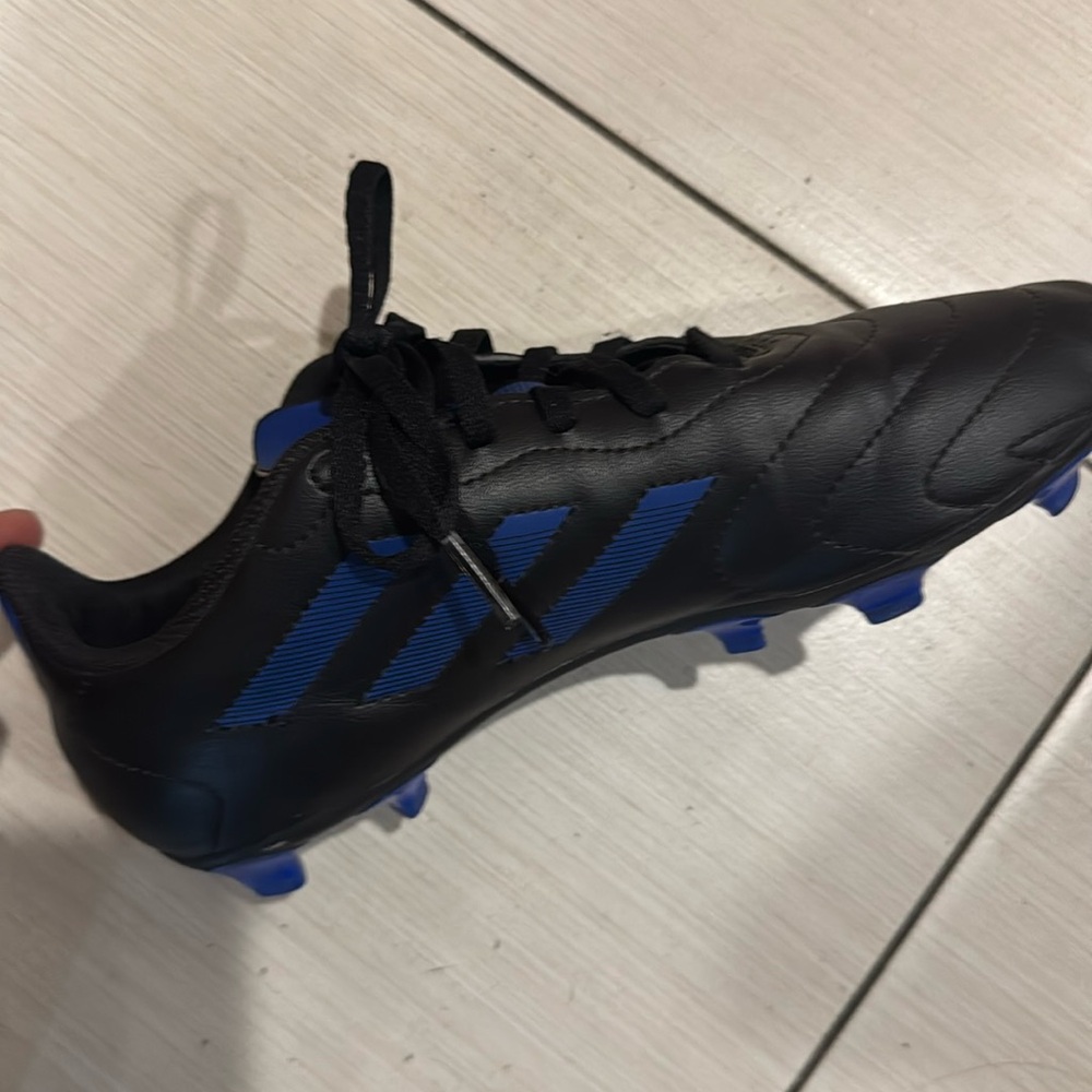 Girls soccer cleats shoes.  Gently used size 6